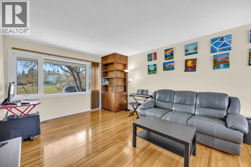 5008 2 Street property photo