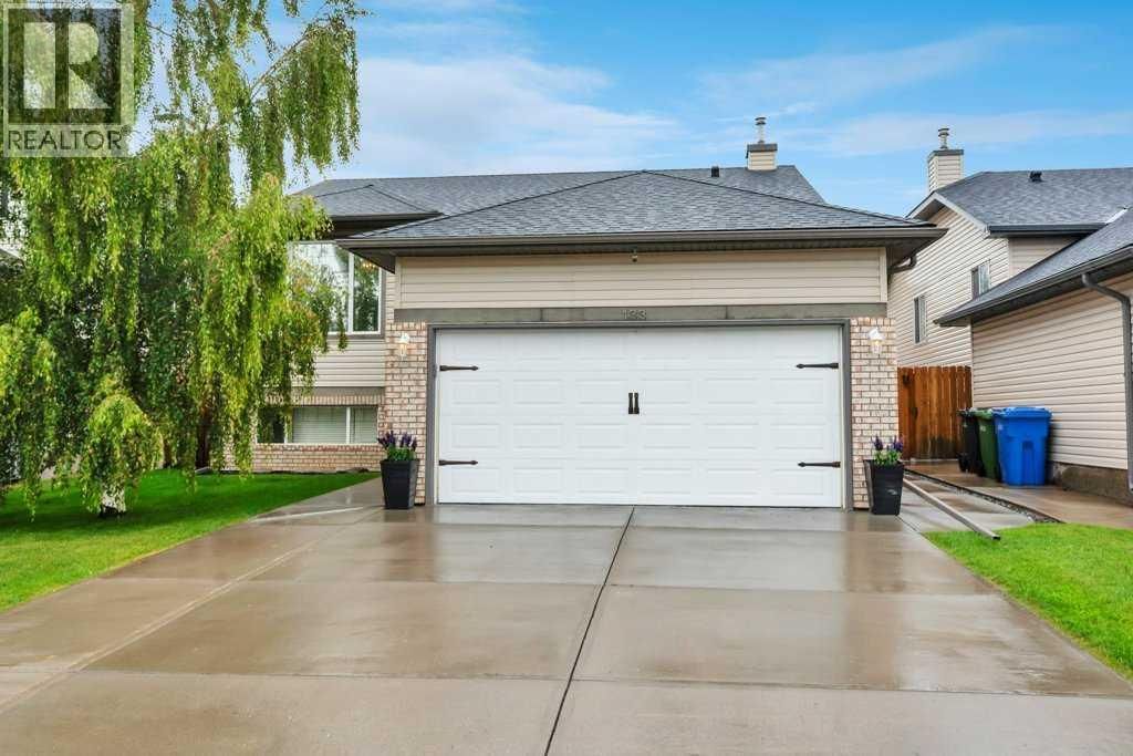 133 Oakmere Point, Chestermere, Alberta T1X 1M8