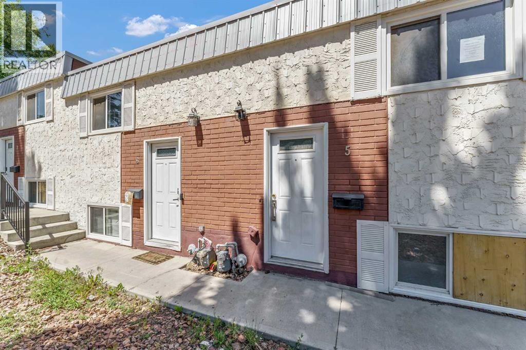 6 Chinook Drive Southwest, Medicine Hat, Alberta T1A 4B3