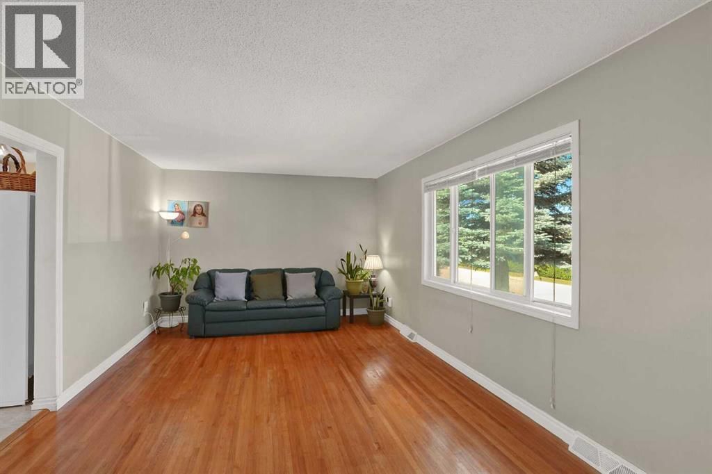 10315 8 Street property photo