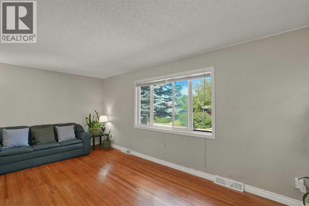 10315 8 Street property photo