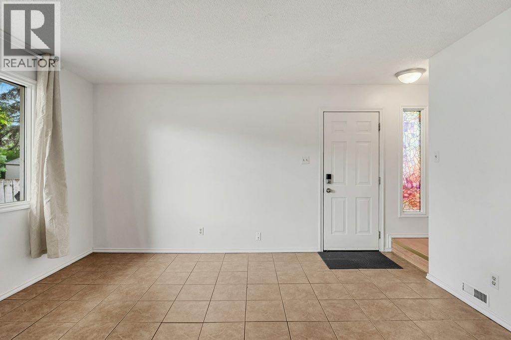6120 33 Avenue property photo