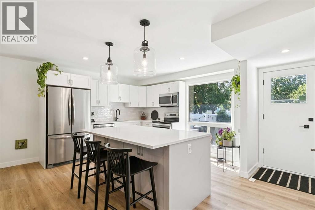 16 Brae Glen Court Southwest, Calgary, Alberta T2W 1B6