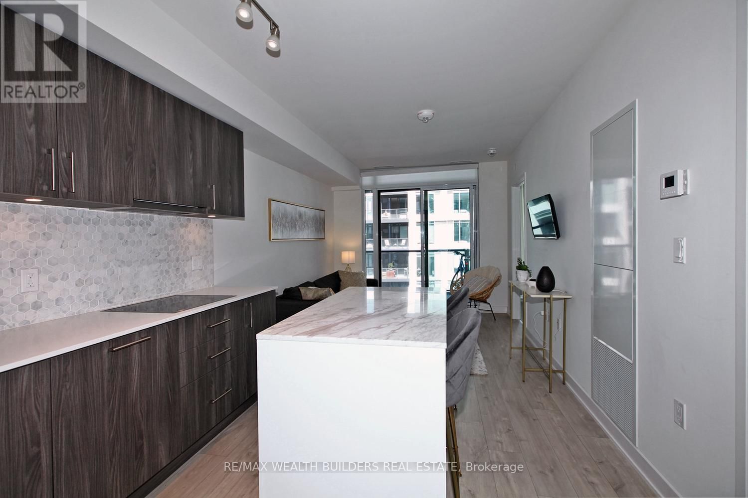 1213W - 27 BATHURST STREET Image 9