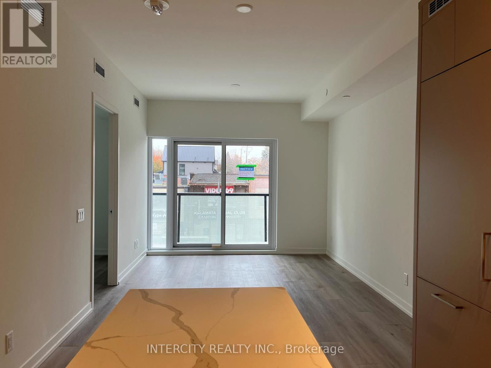 202 - 863 ST. CLAIR AVENUE W Image 3