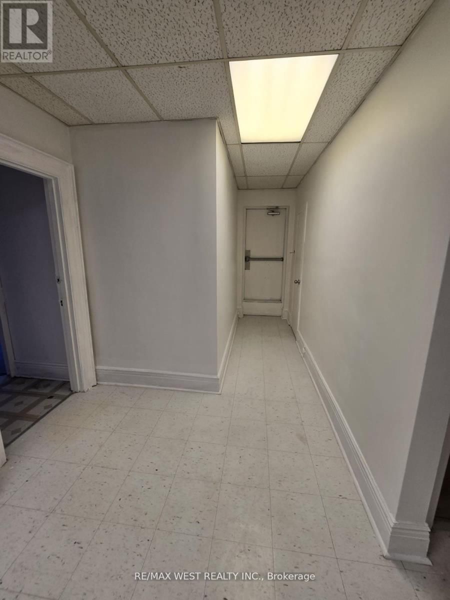 2ND FLR - 949 ST CLAIR AVENUE W Image 17