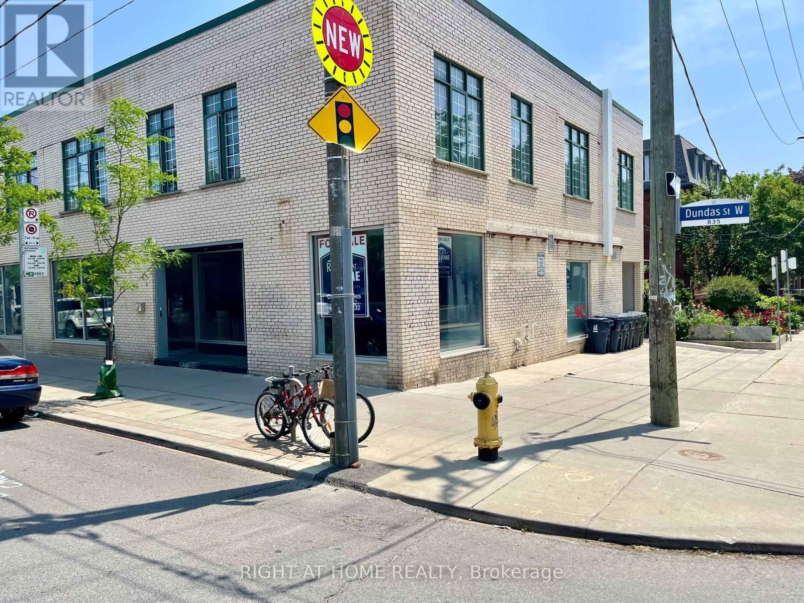 837 DUNDAS STREET W Image 2