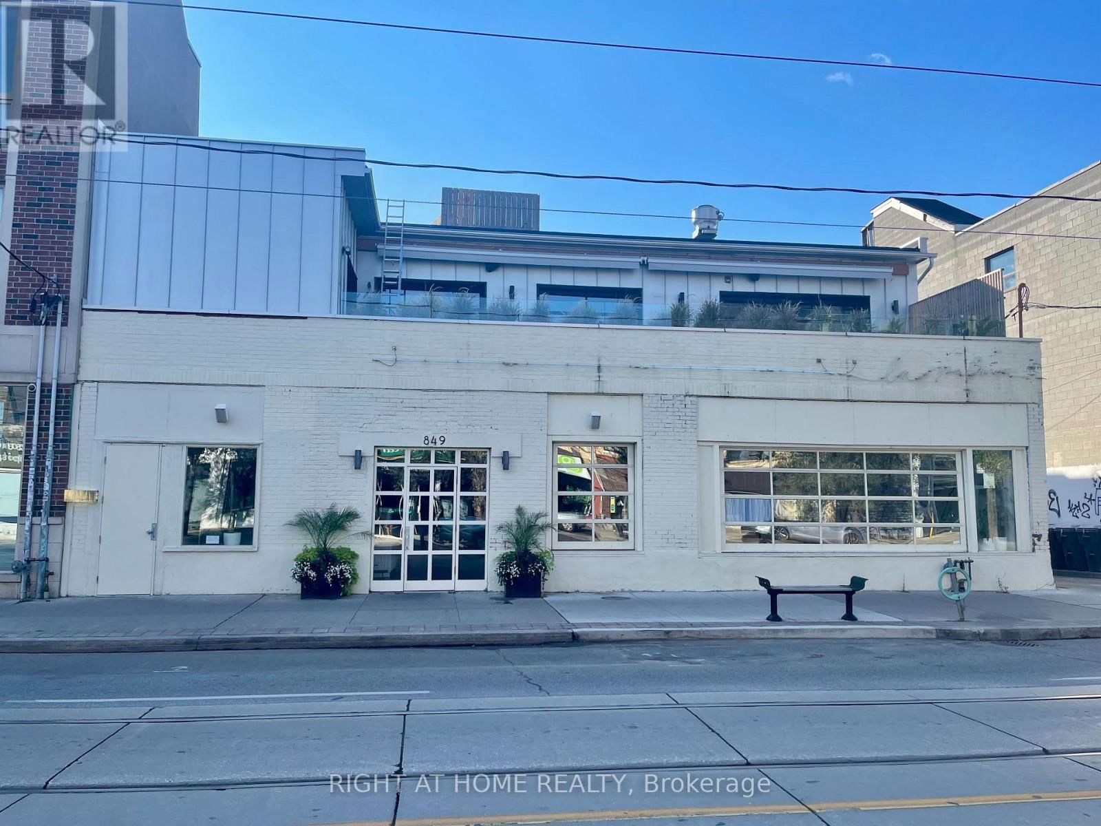 849 DUNDAS STREET W Image 1