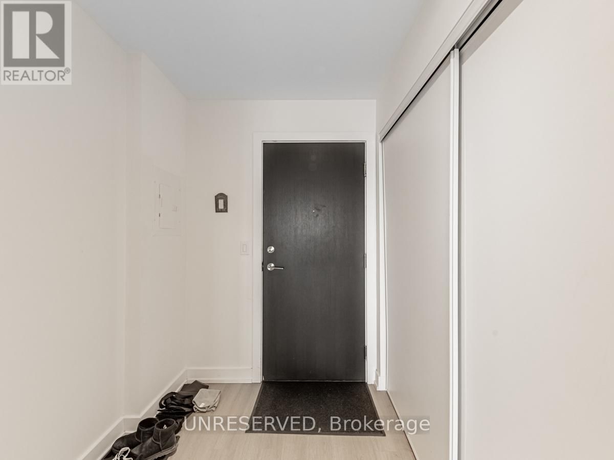 811 - 6 PARKWOOD AVENUE Image 3