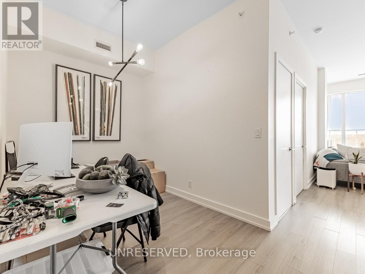 811 - 6 PARKWOOD AVENUE Image 6