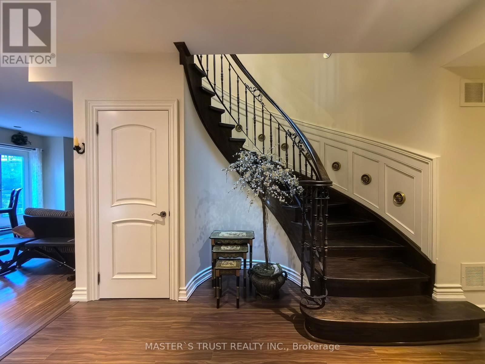 216 PARKVIEW AVENUE Image 16