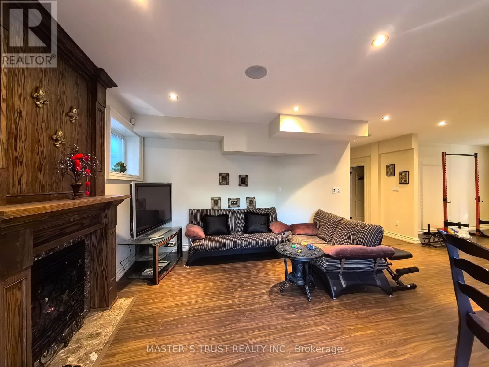 216 PARKVIEW AVENUE Image 17