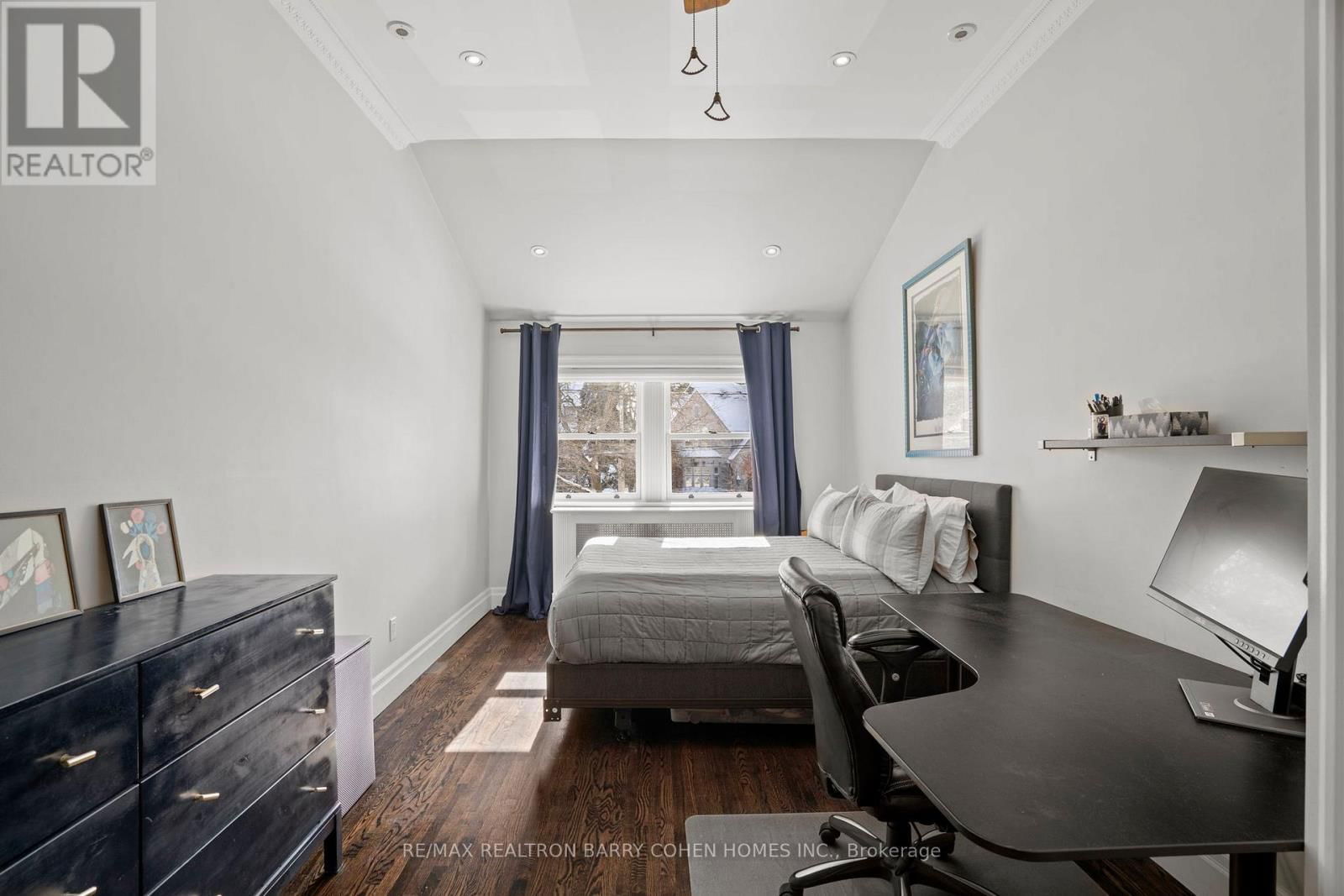 72 TEDDINGTON PARK AVENUE Image 26