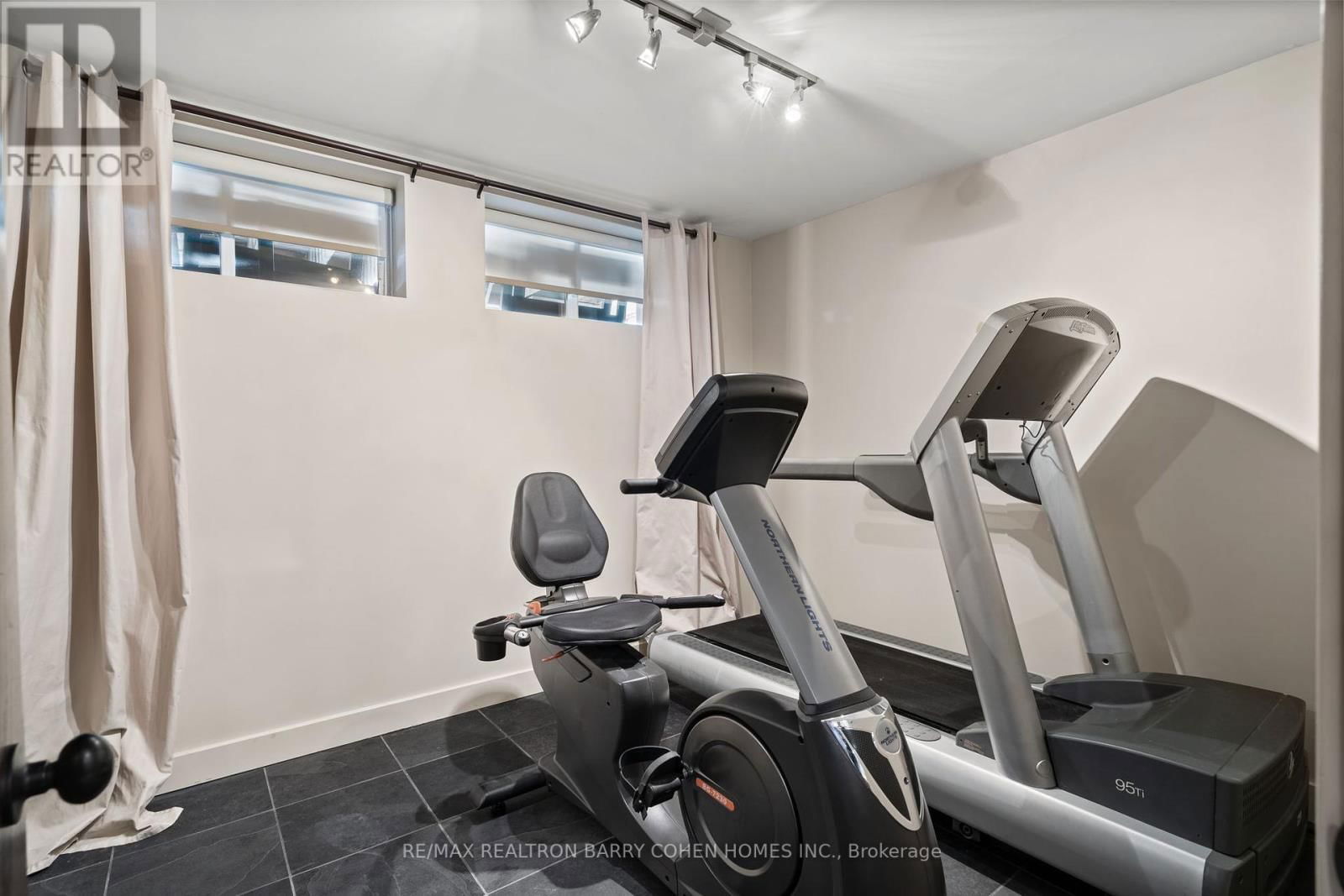 72 TEDDINGTON PARK AVENUE Image 34
