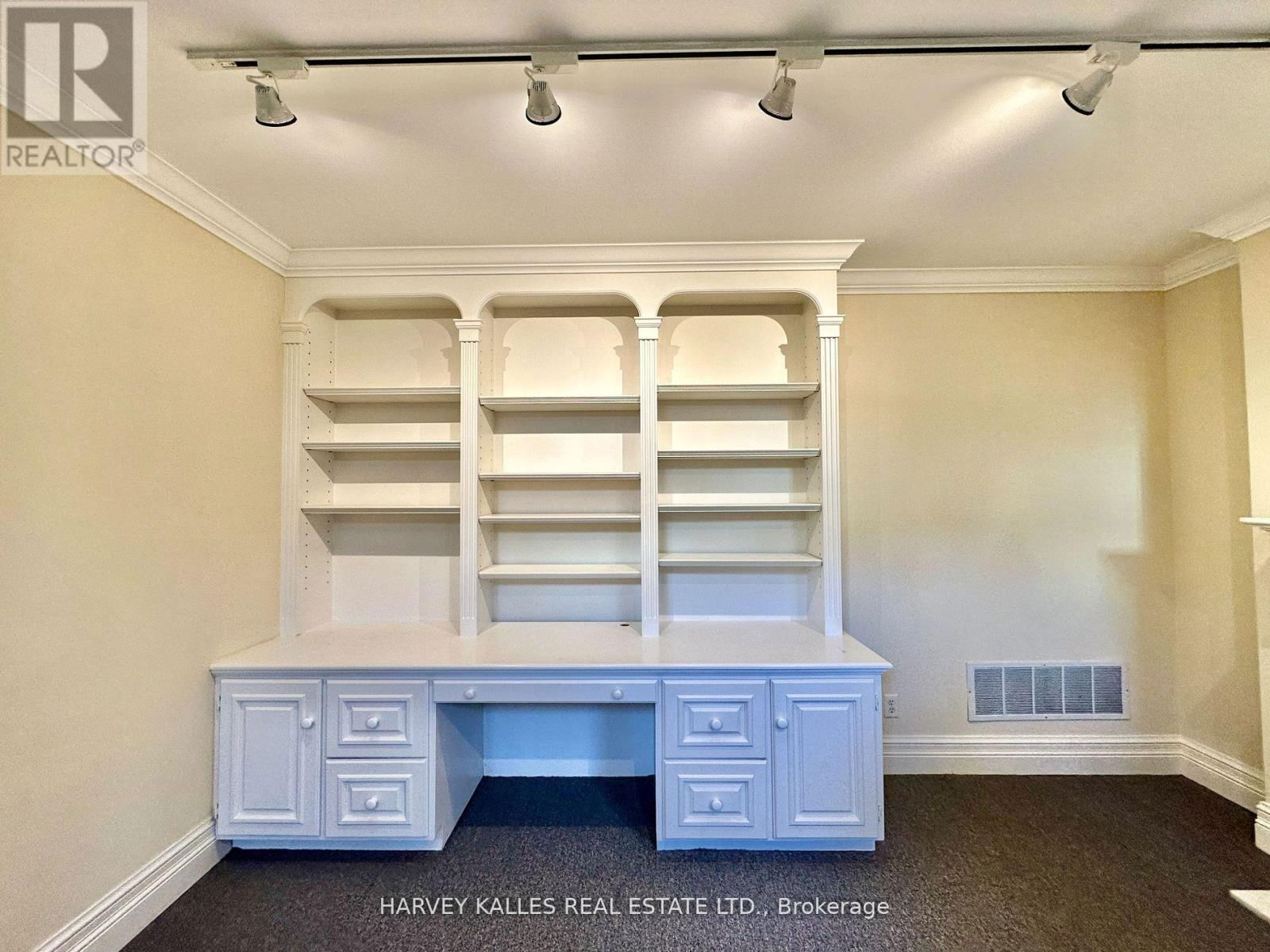 Lower - 211 CARLTON STREET Image 11
