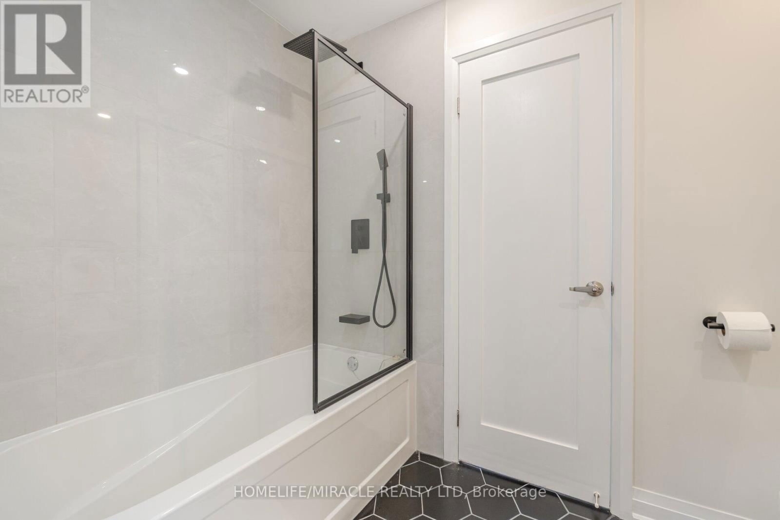 388 OAKWOOD AVENUE Image 32