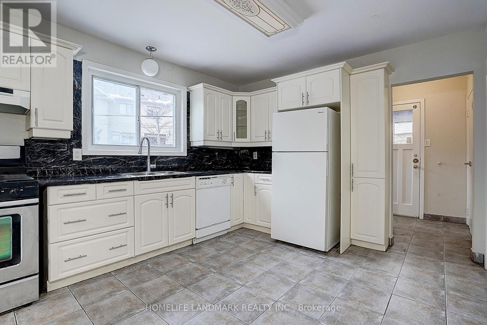 11 ENNISMORE PLACE Image 15