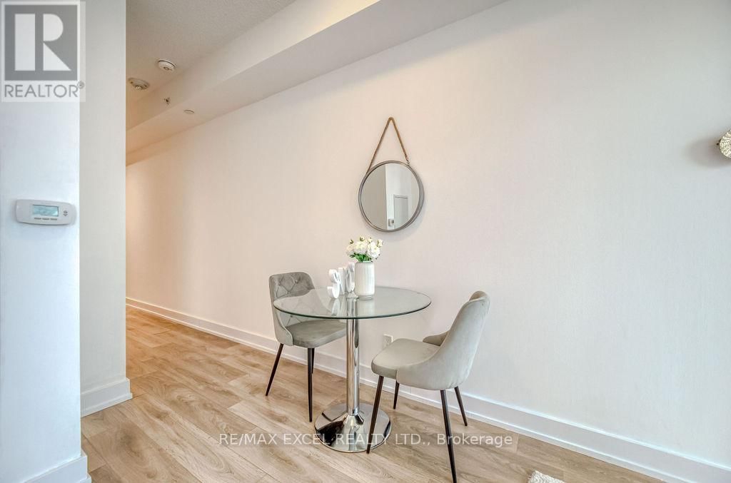 318 - 128 FAIRVIEW MALL DRIVE Image 14