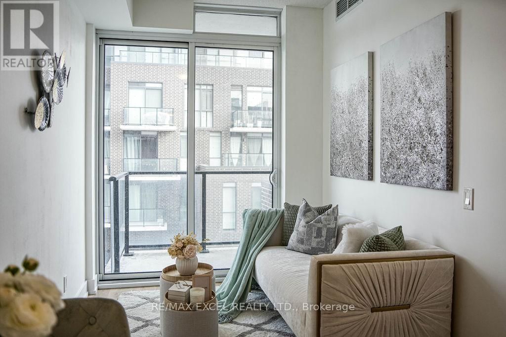 318 - 128 FAIRVIEW MALL DRIVE Image 18