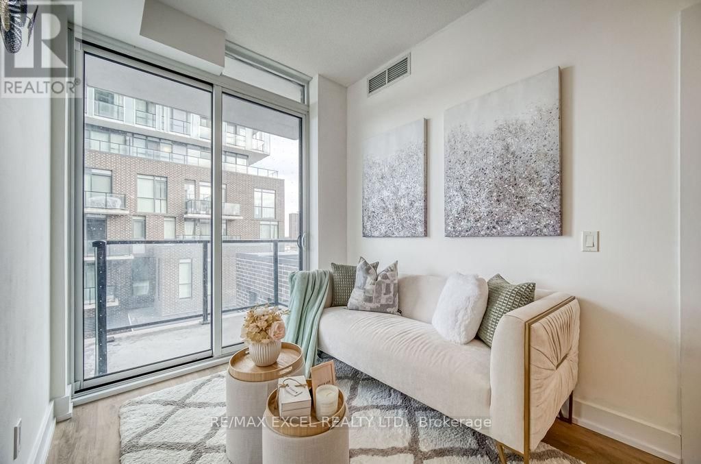 318 - 128 FAIRVIEW MALL DRIVE Image 3