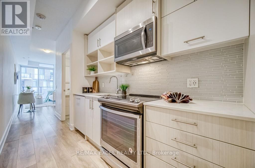 318 - 128 FAIRVIEW MALL DRIVE Image 6