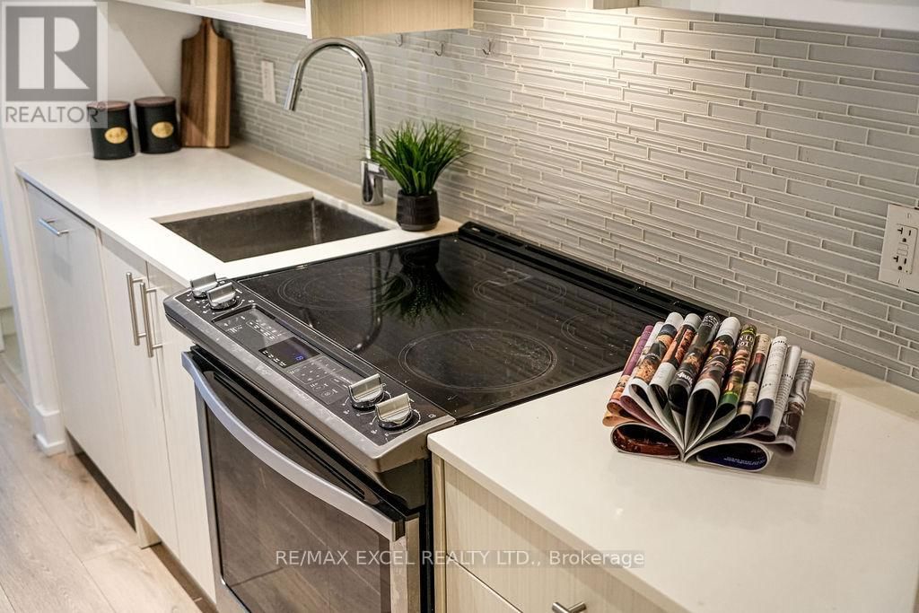 318 - 128 FAIRVIEW MALL DRIVE Image 7
