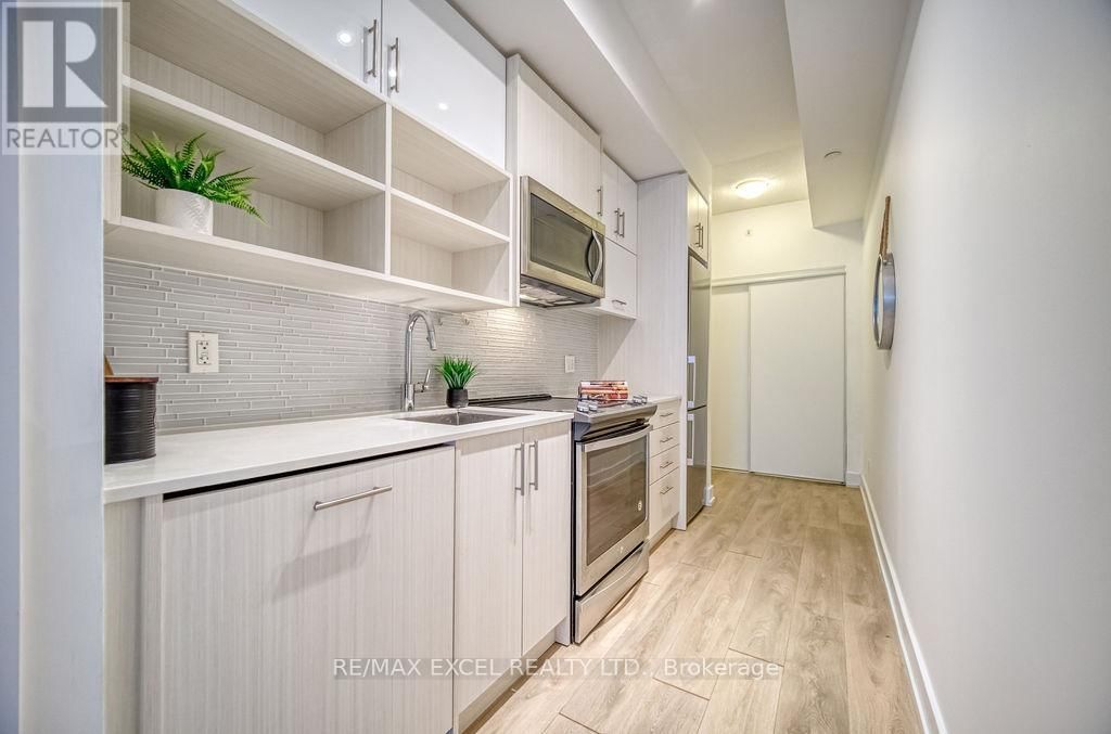 318 - 128 FAIRVIEW MALL DRIVE Image 9