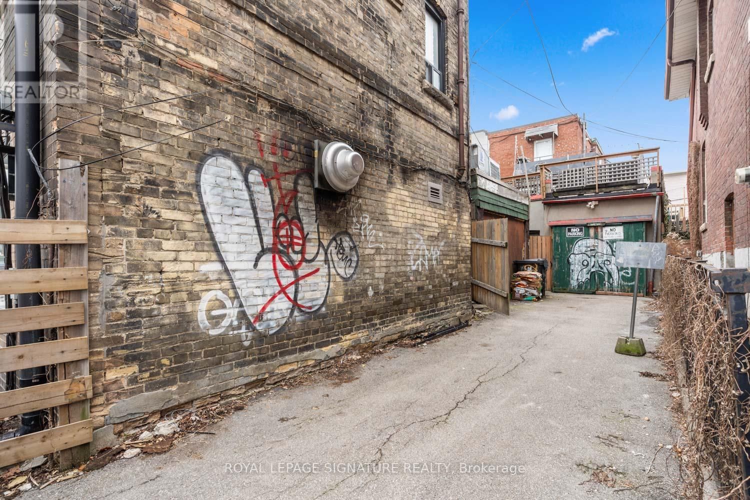682 COLLEGE STREET Image 14