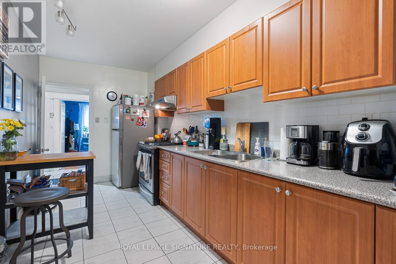 682 COLLEGE STREET Image 5