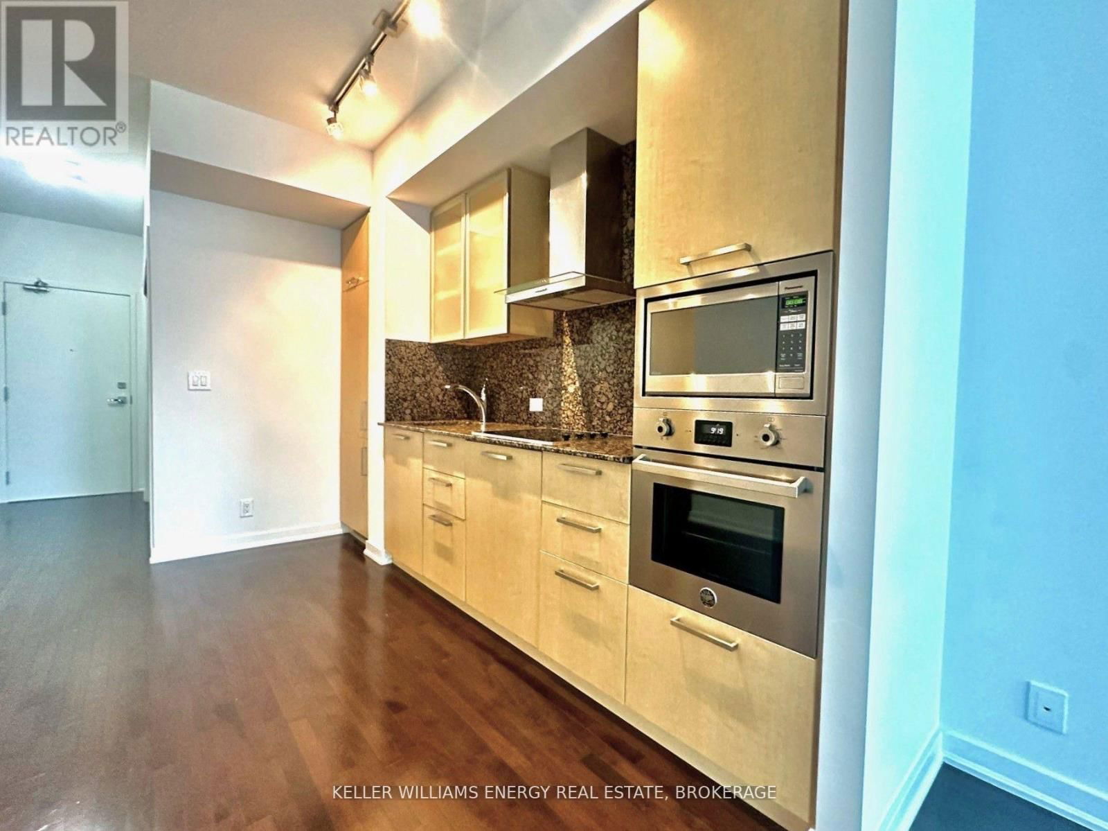 1409 - 12 YORK STREET Image 22