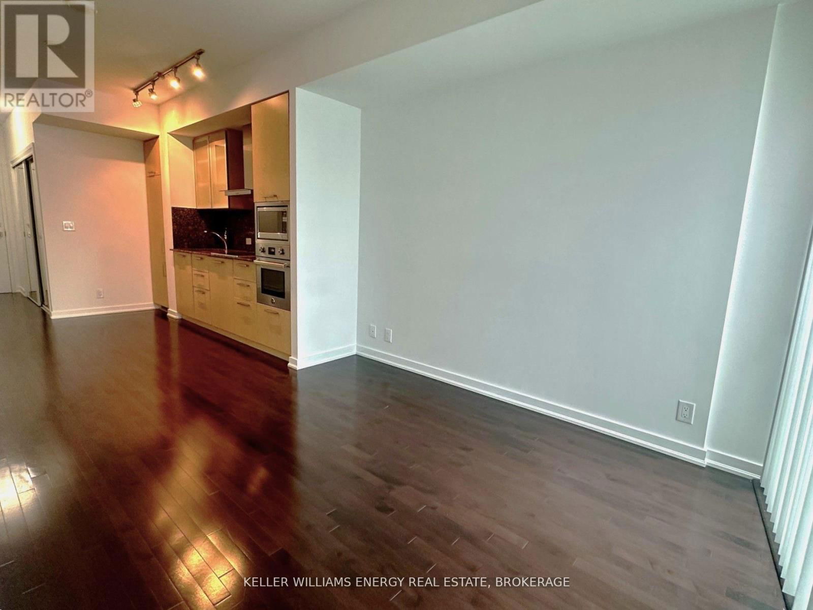 1409 - 12 YORK STREET Image 9