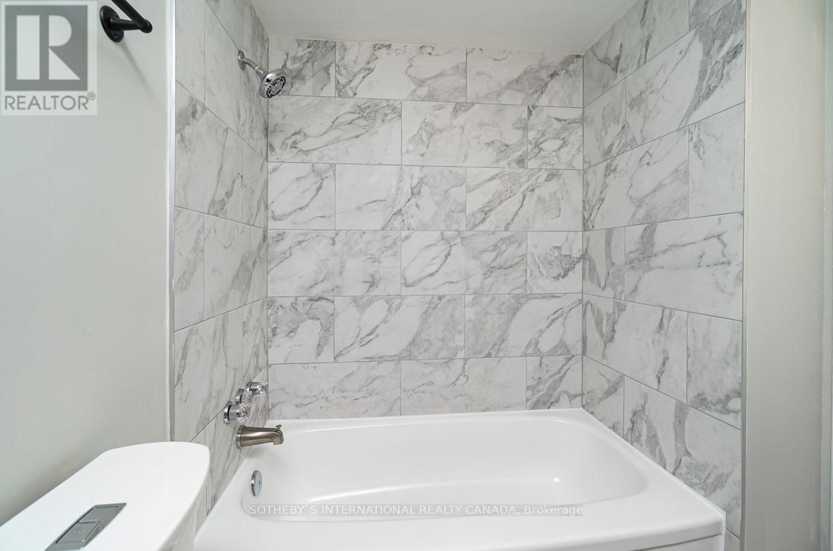 1004 - 720 SPADINA AVENUE Image 8
