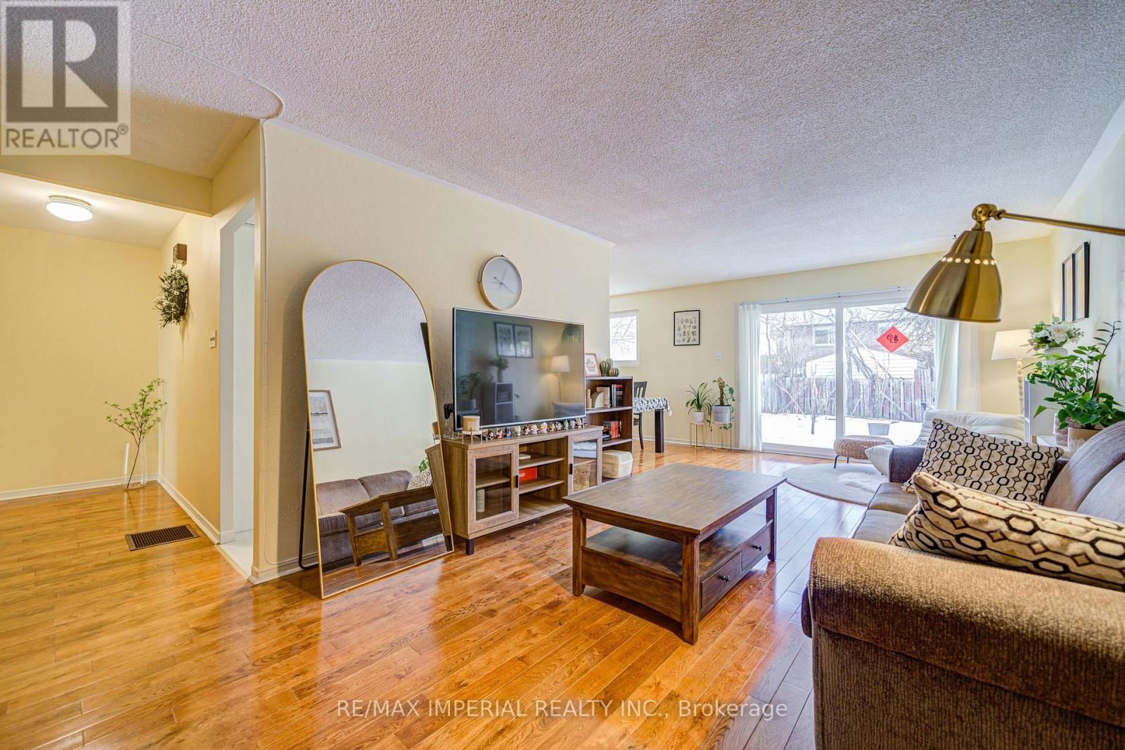 318 HOLLYBERRY TRAIL Image 9