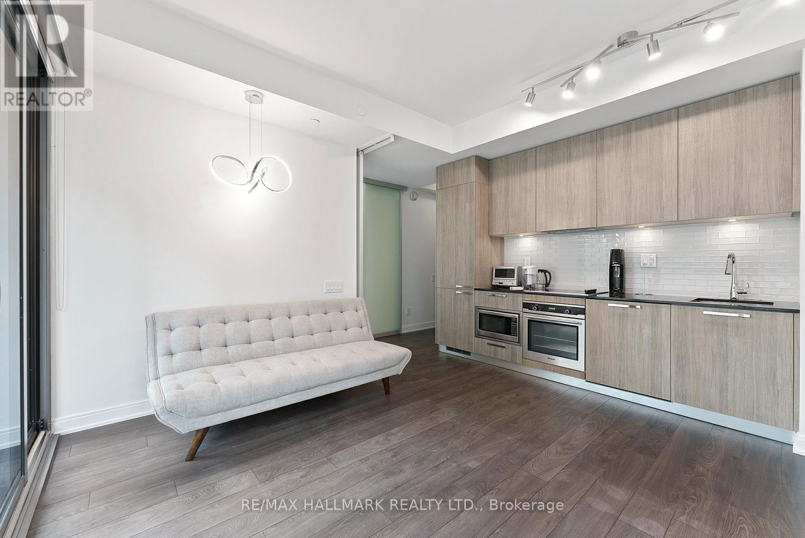 601 - 50 CHARLES STREET E Image 8