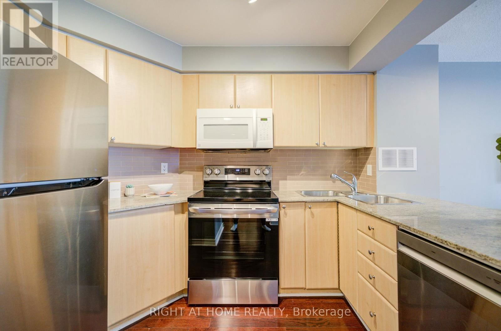 2013 - 763 BAY STREET Image 10