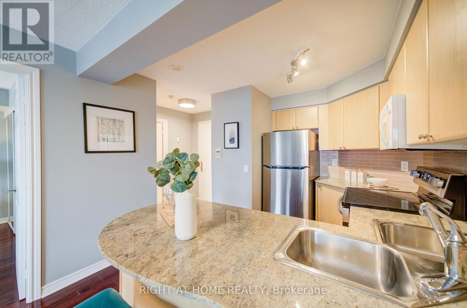 2013 - 763 BAY STREET Image 11