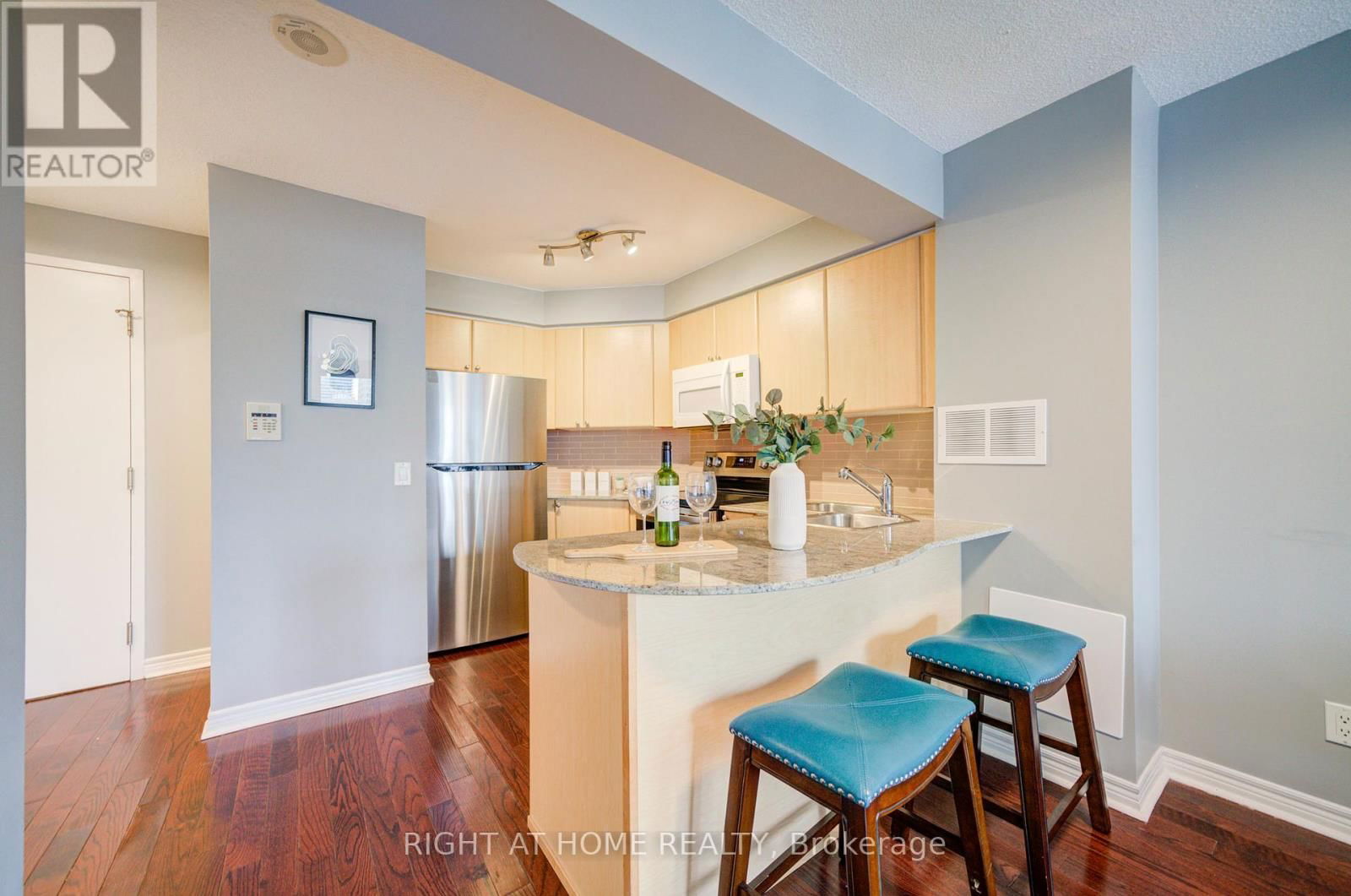 2013 - 763 BAY STREET Image 12