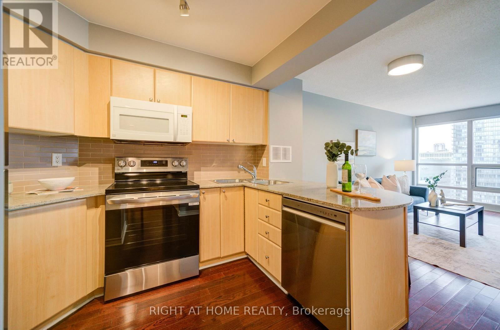 2013 - 763 BAY STREET Image 14
