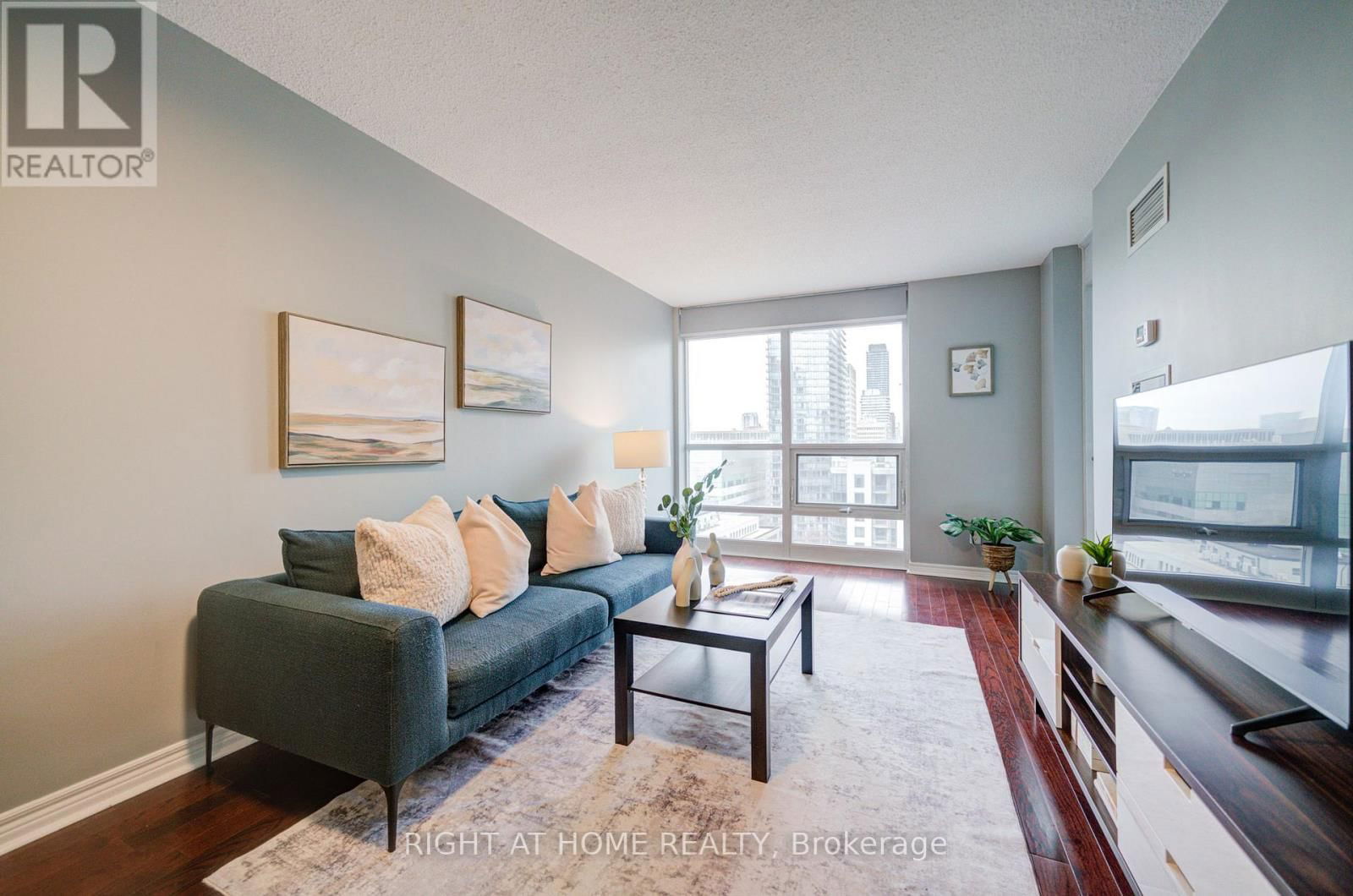 2013 - 763 BAY STREET Image 15