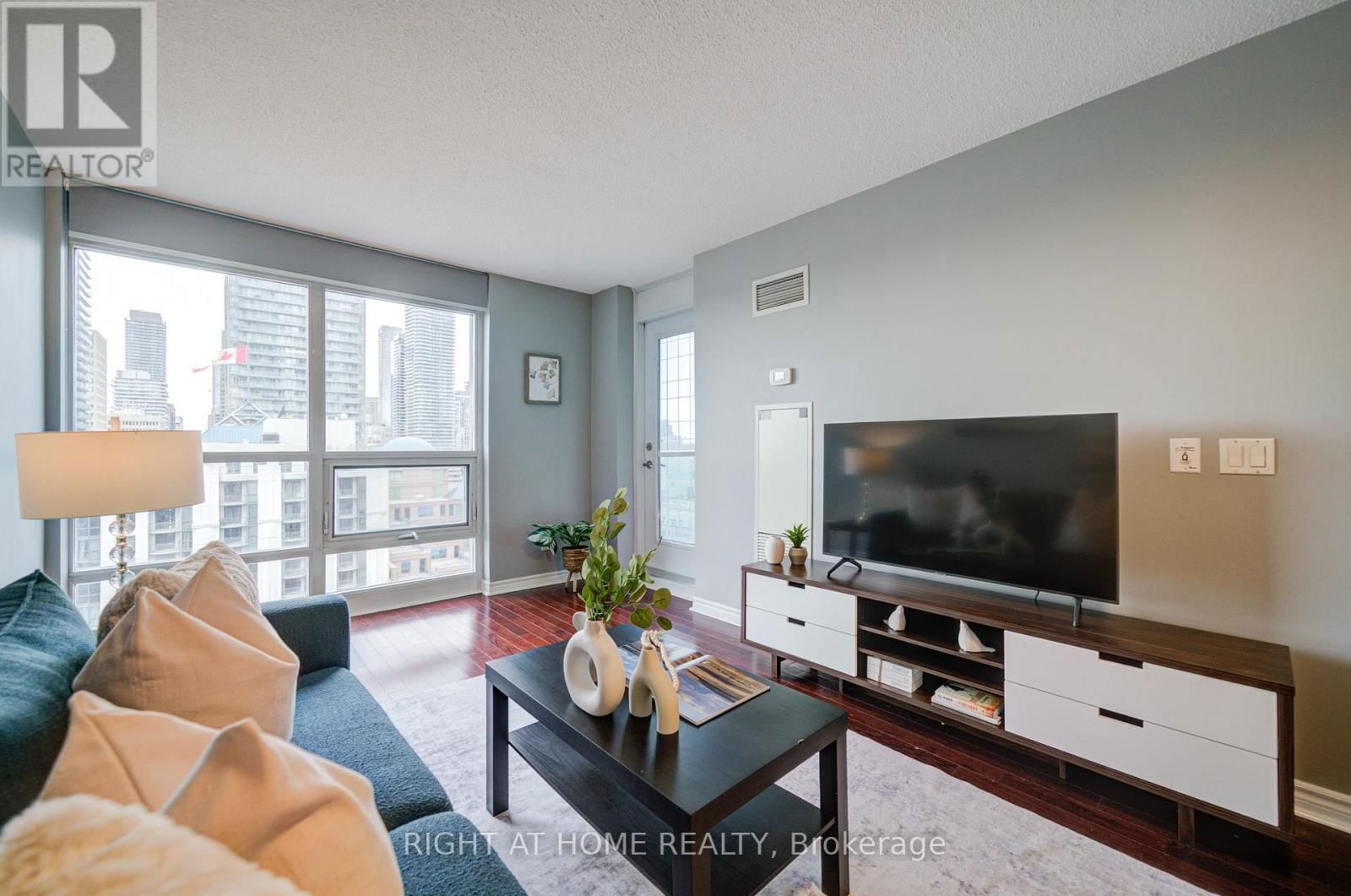 2013 - 763 BAY STREET Image 16