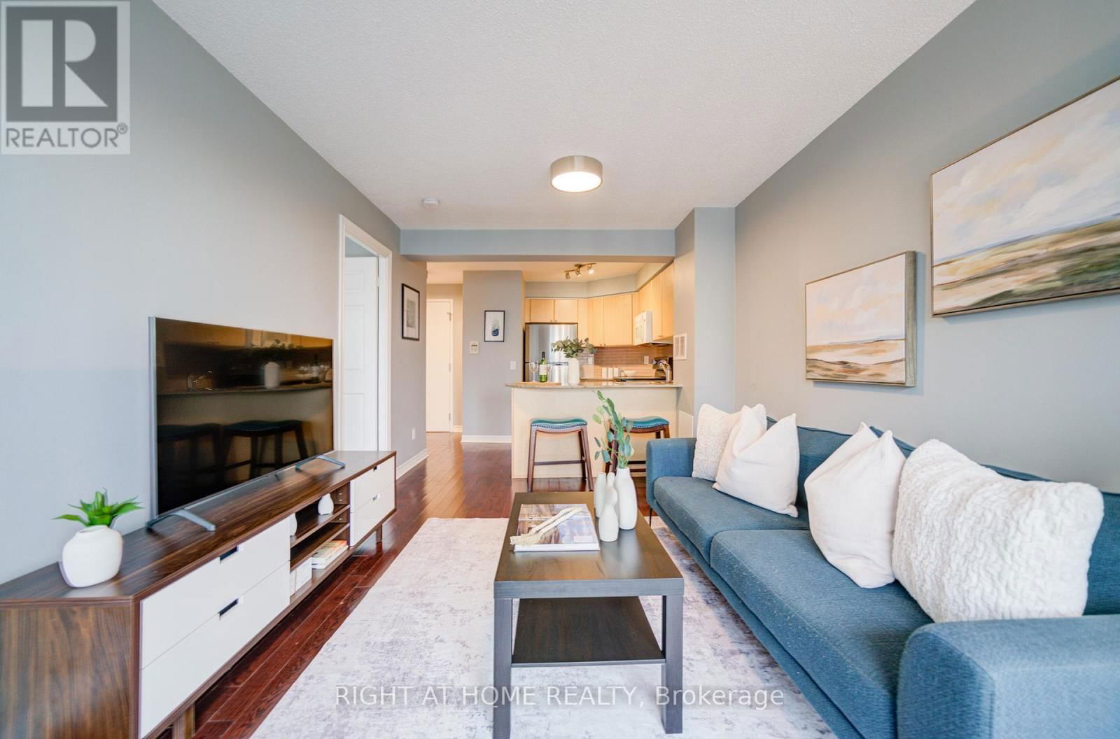 2013 - 763 BAY STREET Image 18