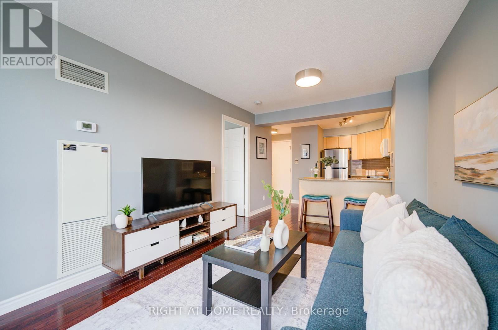 2013 - 763 BAY STREET Image 19