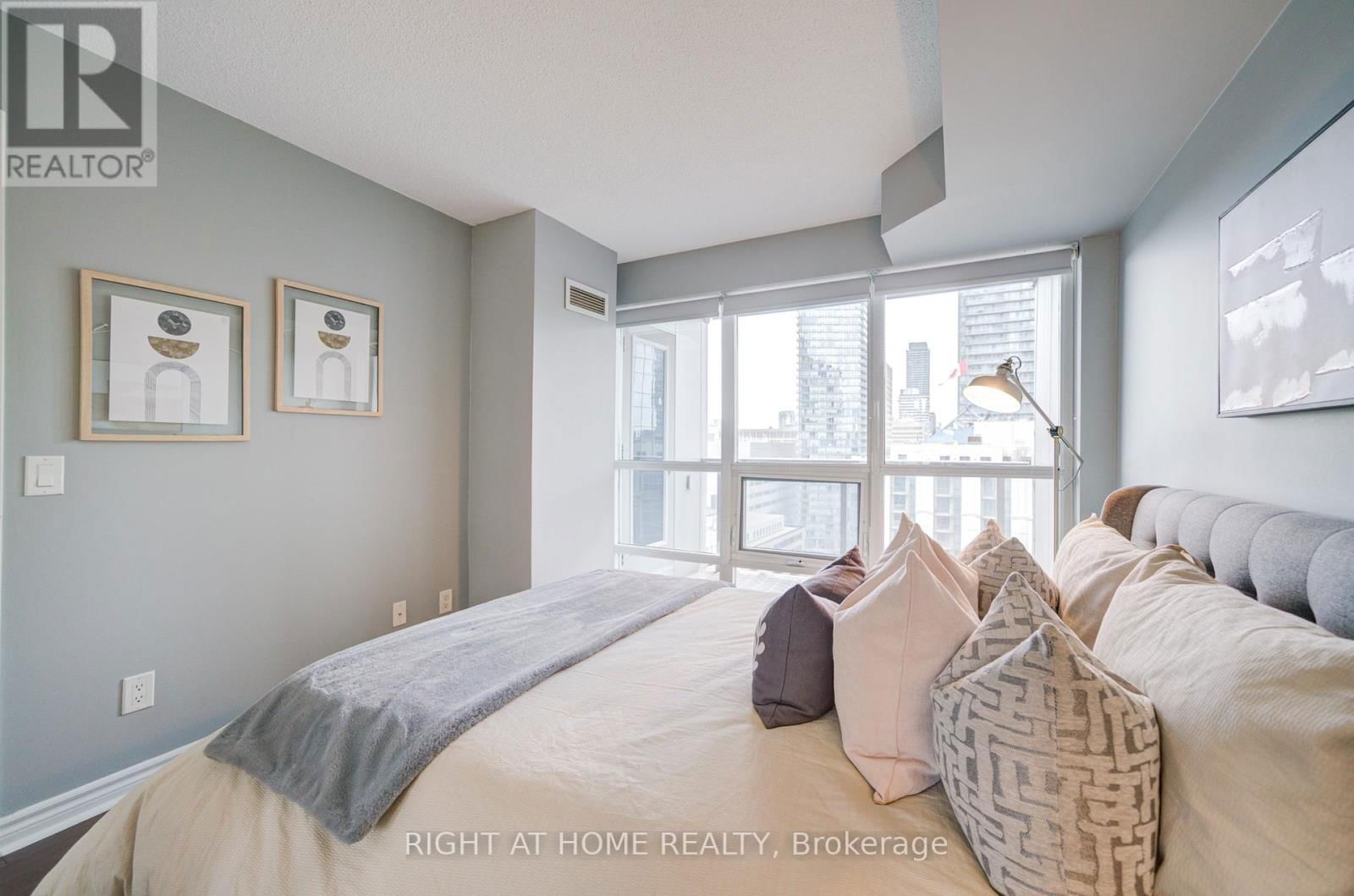 2013 - 763 BAY STREET Image 21