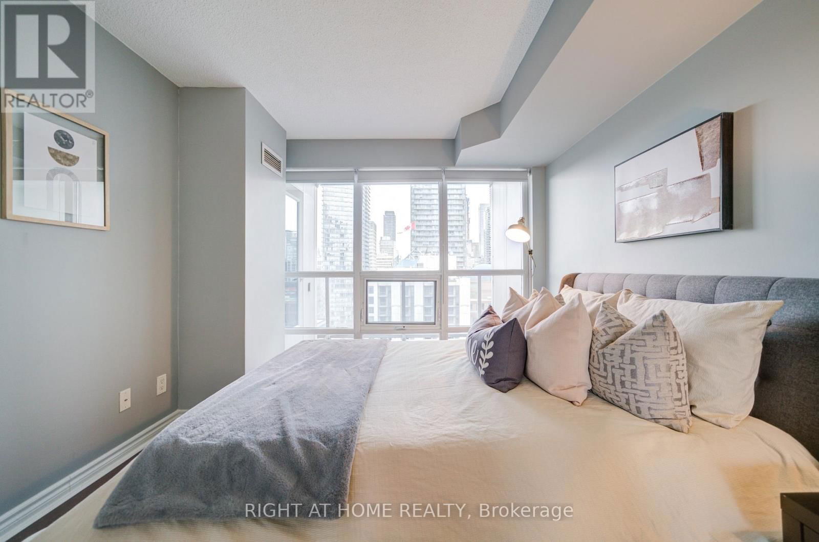 2013 - 763 BAY STREET Image 23