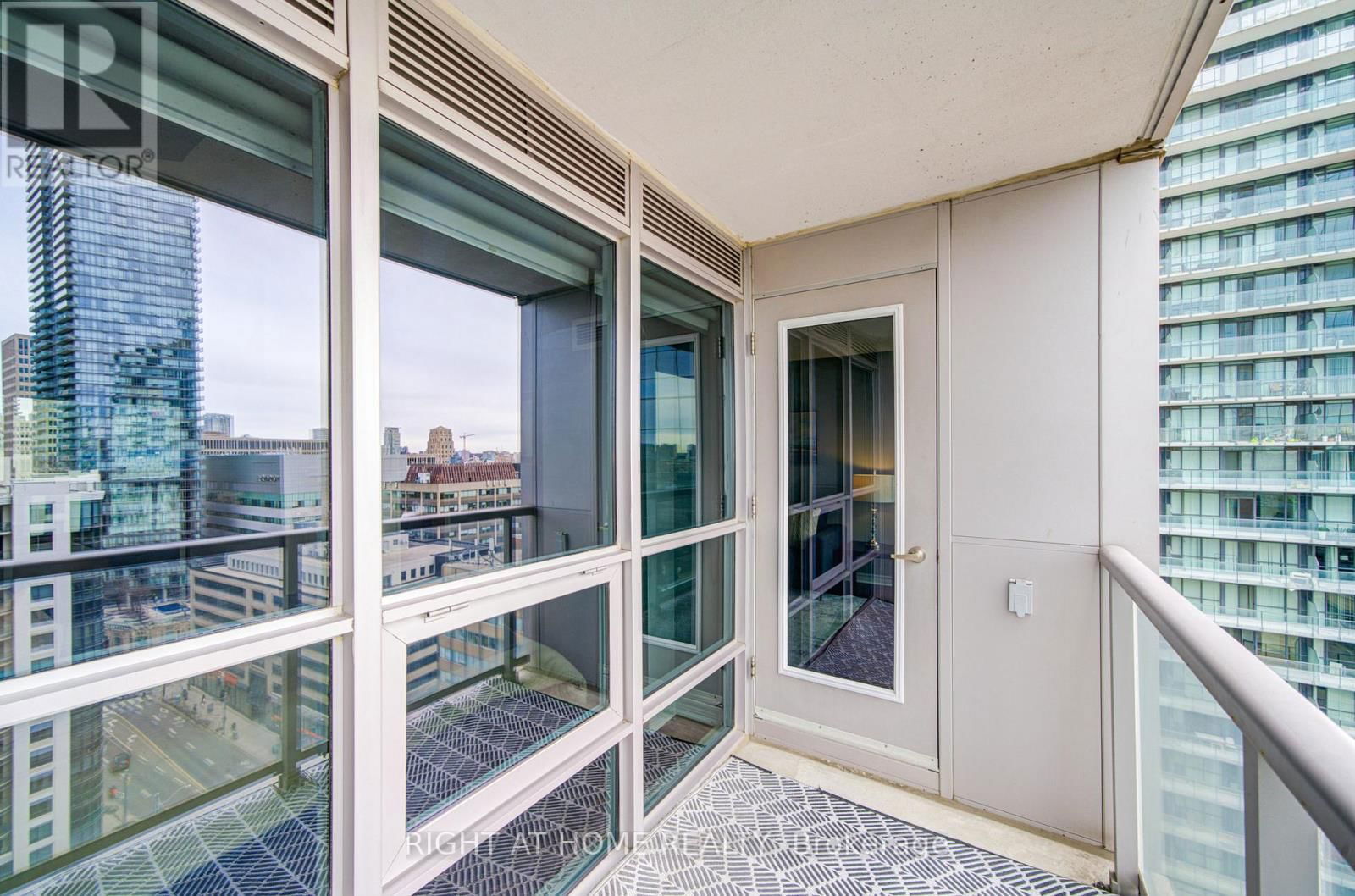 2013 - 763 BAY STREET Image 25