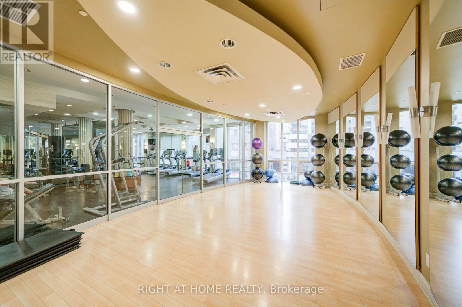 2013 - 763 BAY STREET Image 34