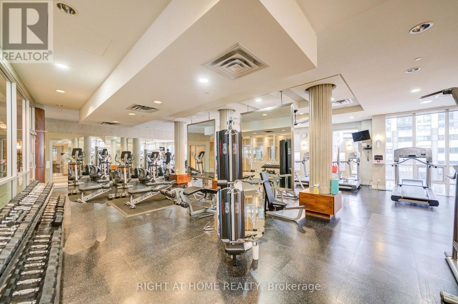 2013 - 763 BAY STREET Image 35