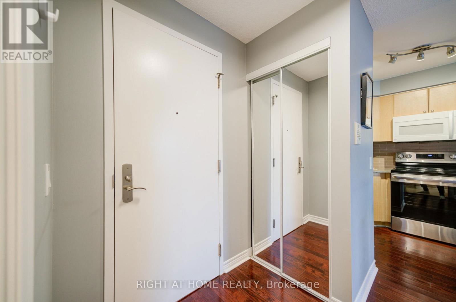 2013 - 763 BAY STREET Image 6