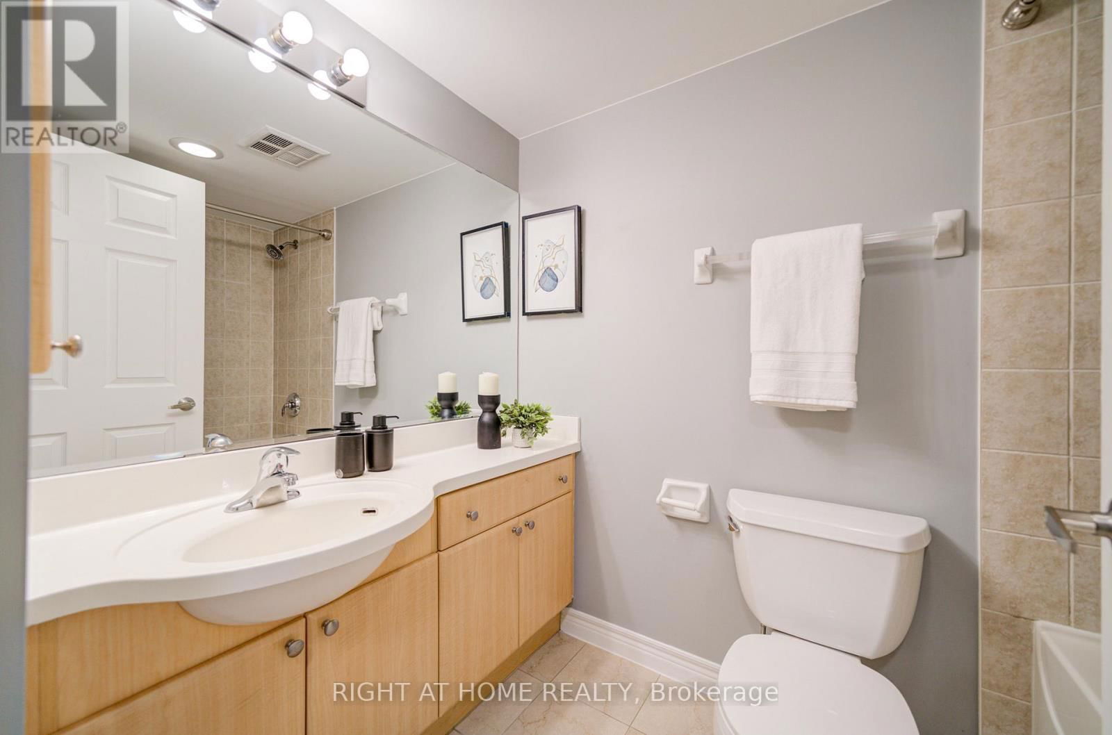 2013 - 763 BAY STREET Image 7