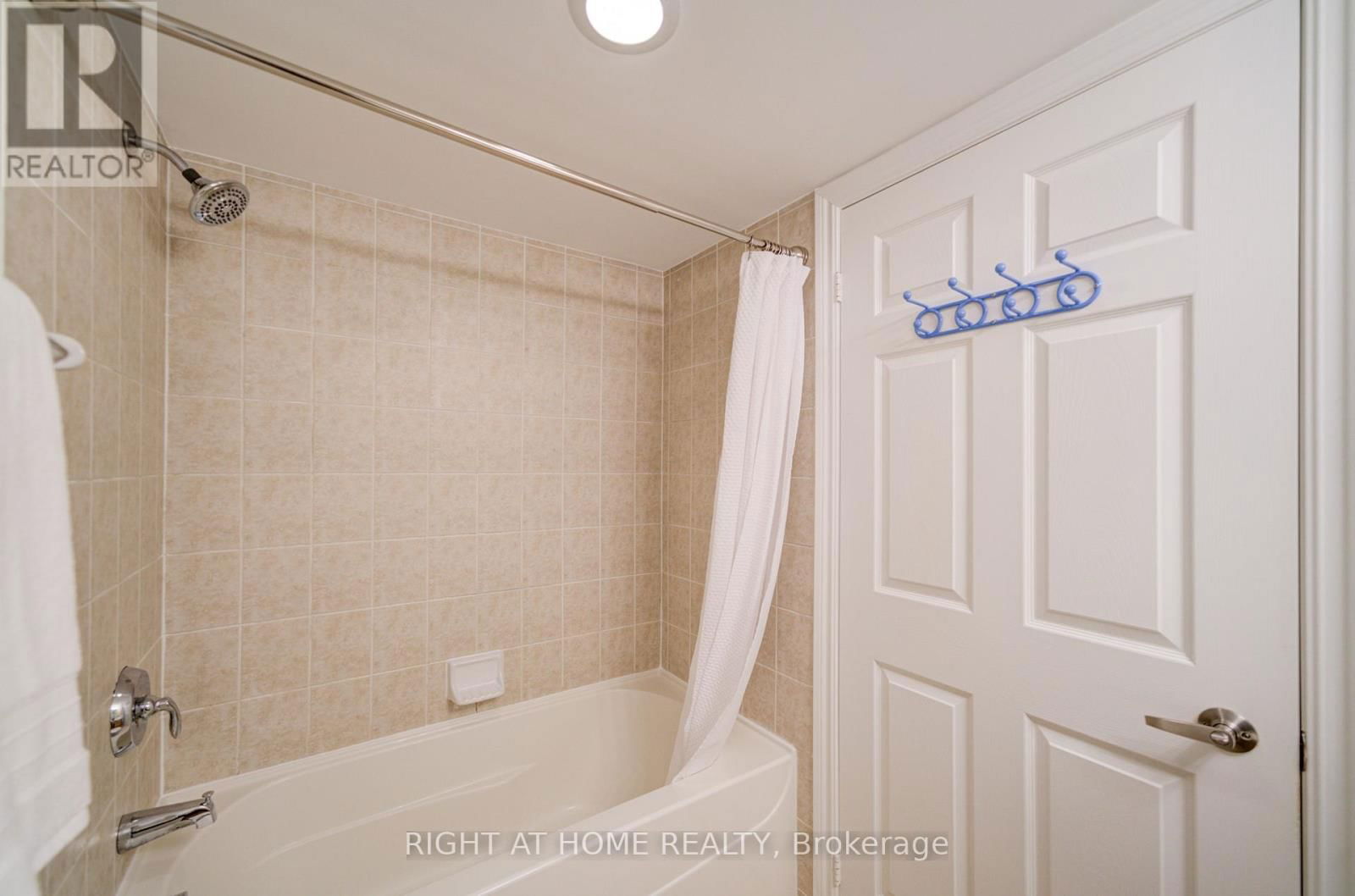 2013 - 763 BAY STREET Image 8